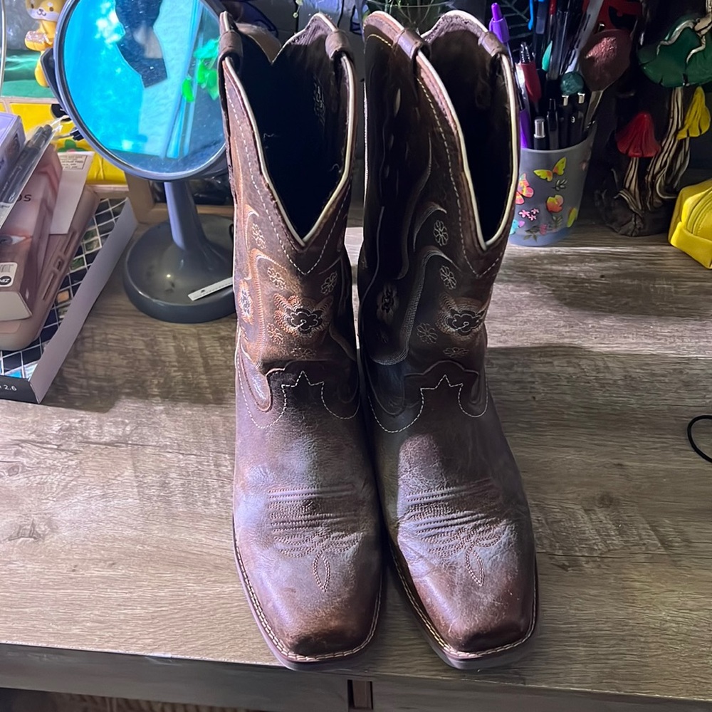 Size 11  Woman Justin boots